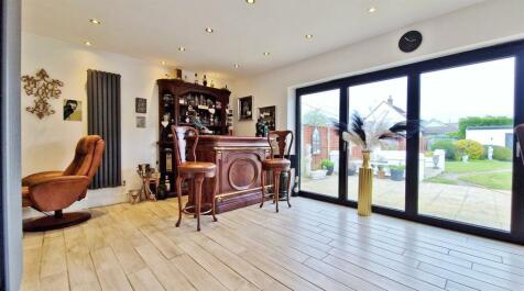Kitchen/Entertaining Area