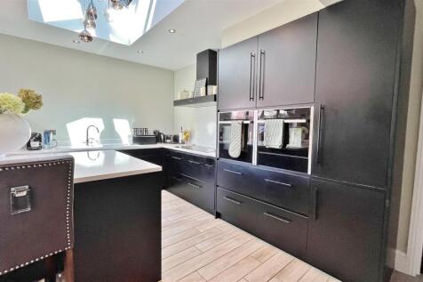 Kitchen/Entertaining Area