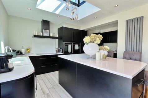 Kitchen/Entertaining Area