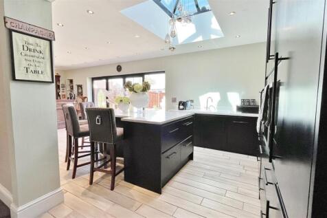 Kitchen/Entertaining Area