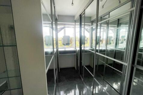 Dressing Room/ Bedroom