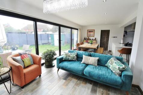 Lounge/Dining Area