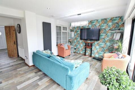 Lounge/Dining Area