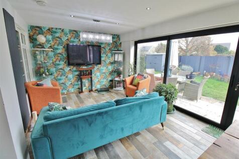 Lounge/Dining Area