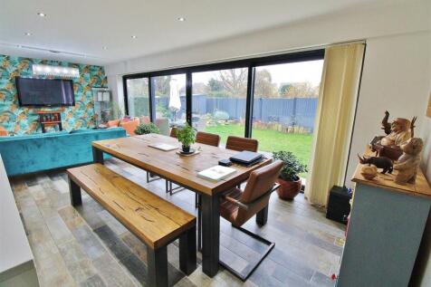 Lounge/Dining Area