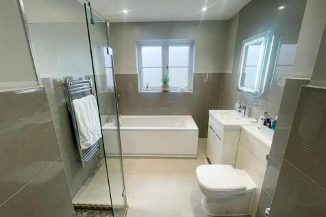 EN-SUITE BATHROOM
