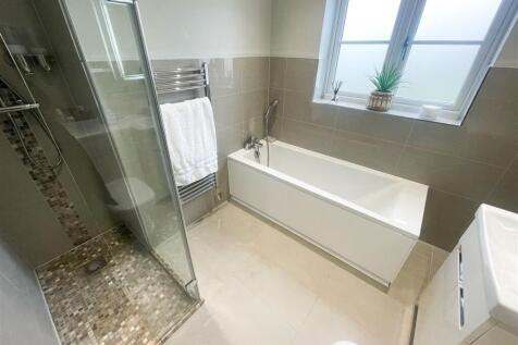 EN-SUITE BATHROOM
