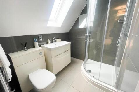 EN-SUITE SHOWER ROOM
