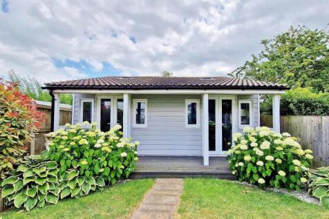 Detached Garden Bar &amp; Workshop