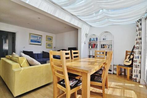 Master Bedroom/Lounge