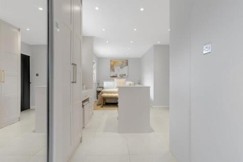 Mayfields, 1 Manor Close