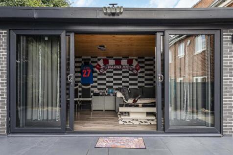 11 Dennetts Close
