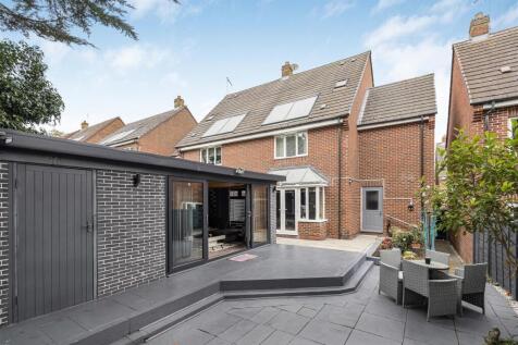 11 Dennetts Close