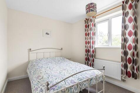 16 Iron Duke Close