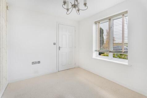 105 Farnborough Drive