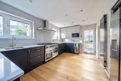 29 Harmans Way, Weedon