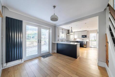 29 Harmans Way, Weedon