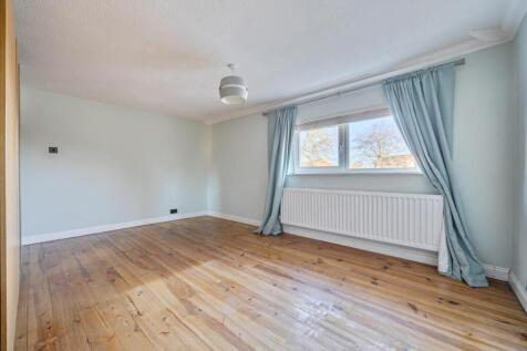 29 Harmans Way, Weedon