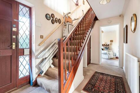 2 Churchfields, Staverton