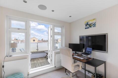 Study/Balcony