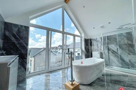 Ensuite Bath And Shower Room