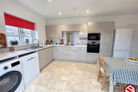 Kitchen / Dining Area