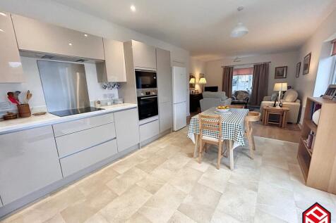 Kitchen / Dining Area