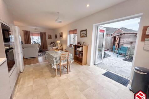 Kitchen / Dining Area