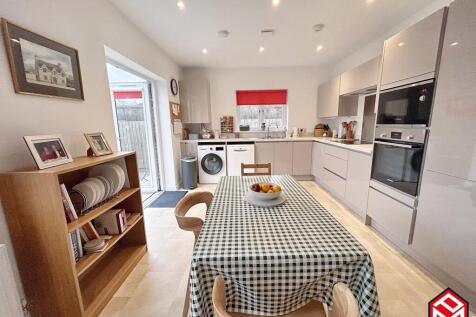 Kitchen / Dining Area