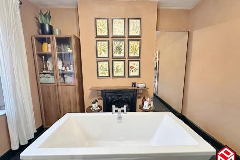 Family Bathroom/ Optional Bedroom 4