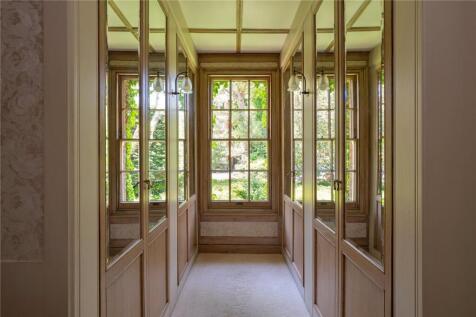 Walk-In-Closet