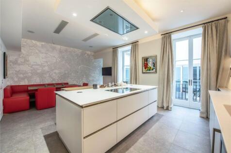 Kitchen / Dining Rm
