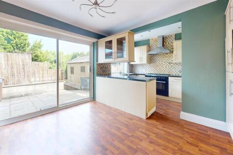 102-Low-Ash-Drive-Kitchen.jpg