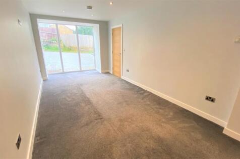 OPEN PLAN LOUNGE &amp; KITCHEN