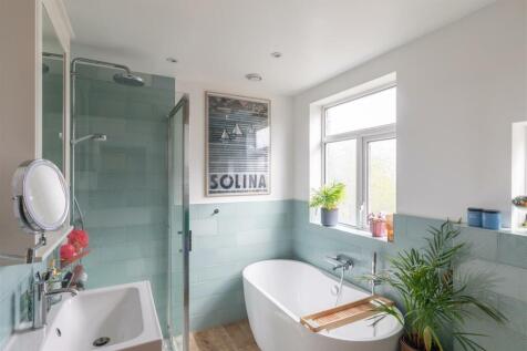Bathroom 1.jpg