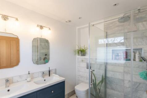 Bathroom 2.jpg