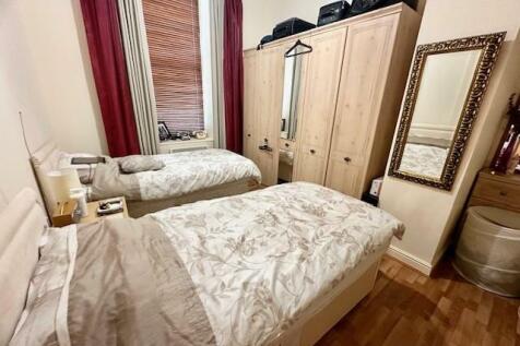 Bedroom 1a.jpg