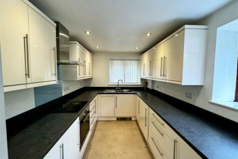 MODERN FULLY FITTED KITCHEN