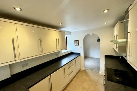 MODERN FULLY FITTED KITCHEN