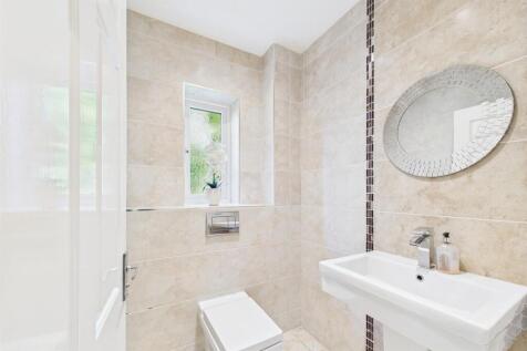 small bathroom.jpg