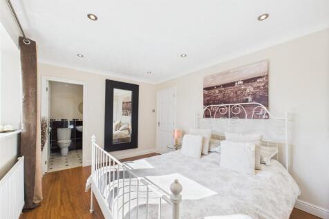 white bedroom.jpg