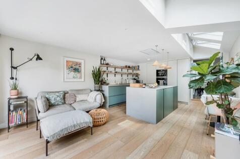 Kitchen / Reception