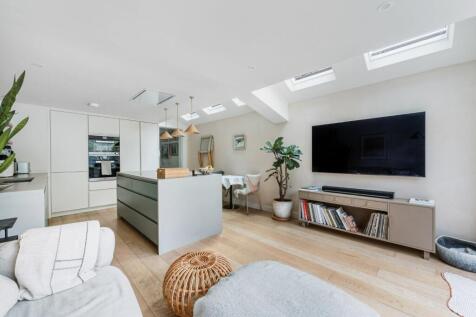 Kitchen / Reception