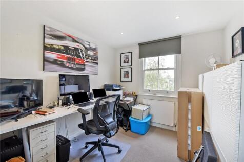 Bedroom/ Office