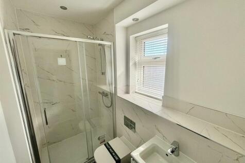 Banbury ensuite, Lackham Place.jpg