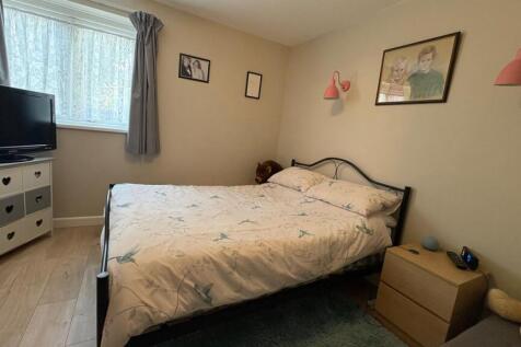 Bedroom 1.jpg