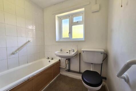 8 Pottows - Bathroom.jpg