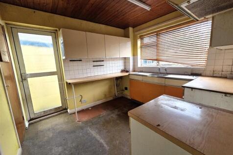 11 Cowley Way - Kitchen.jpg
