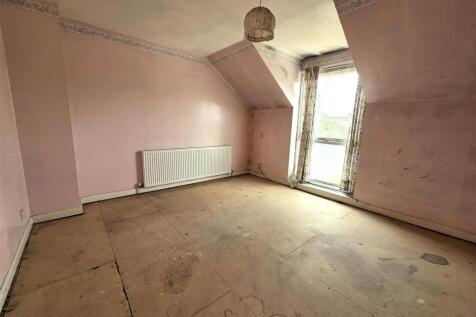 11 Cowley Way - Bed 1.jpg