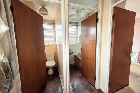 11 Cowley Way - Bathroom.jpg